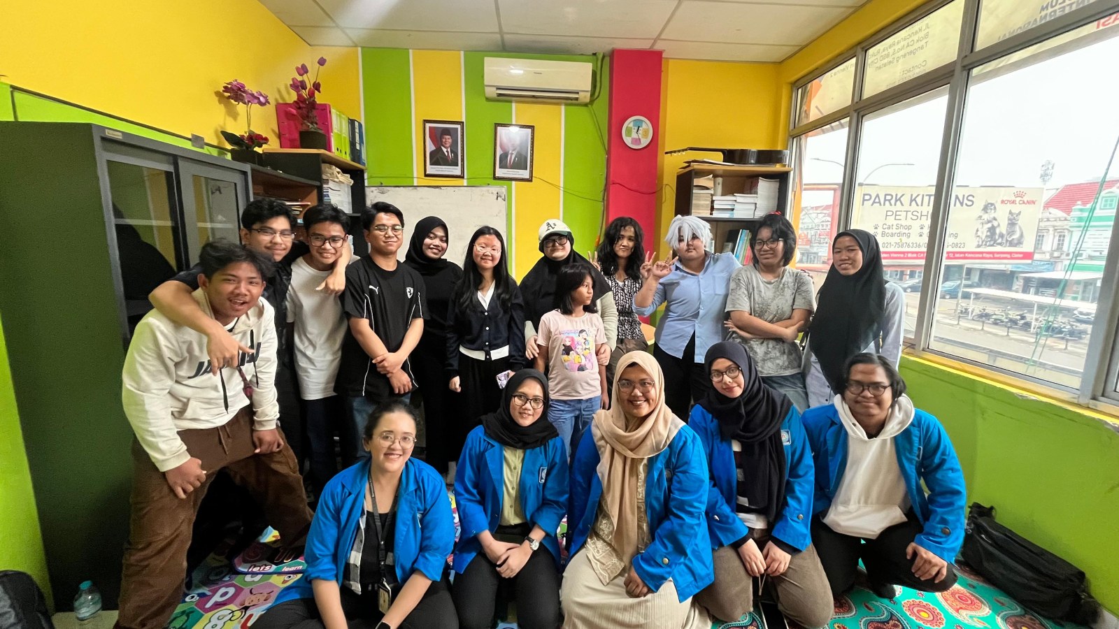 Mahasiswa Universitas BSI berfoto bersama setelah selesai melaksanakan kegiatan PKM